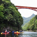 さて川をさらにさかのぼっていきましょう。あそこに架かるのは「松峯大橋」